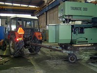 Stehovaní stroje TRUMATIC 300PW z výrobní haly